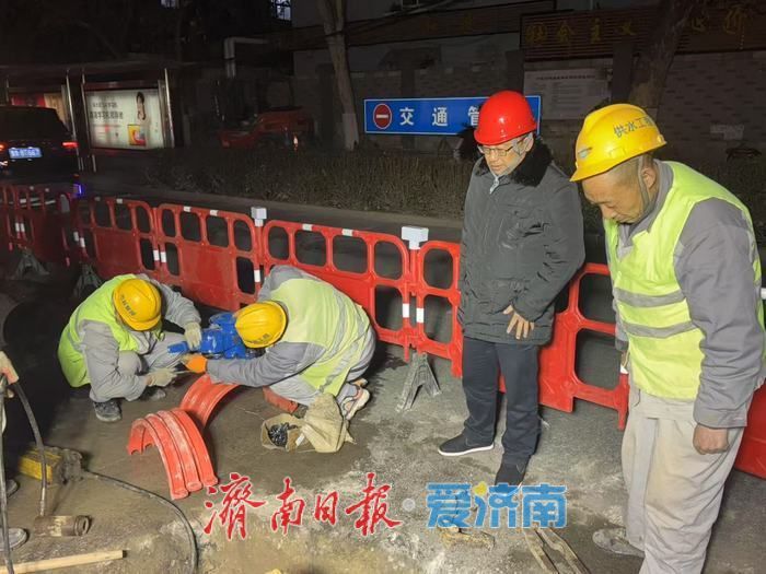 人民日報新聞客戶端:濟南水務“夜戰”搶修,“無感知服務”保用戶用水順暢